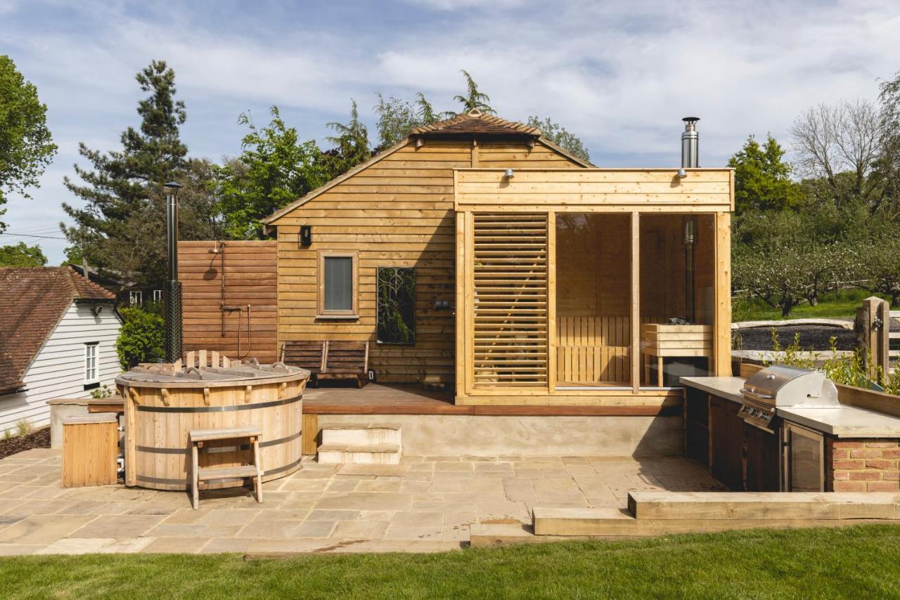 Cosy Cottage With Beautiful Garden, Hottub & Sauna Marden  エクステリア 写真